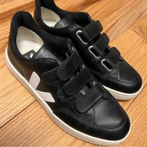 Women 7 Veja with Velcro great condition